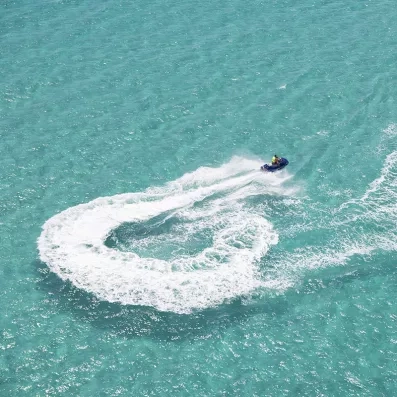 vue aérienne d'un scooter de mer dans l'eau turquoise 