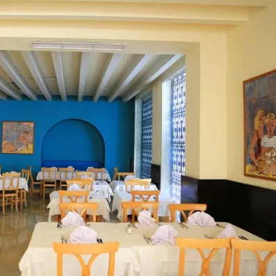 Salle de restaurant lumineuse aux tables élégamment dressées