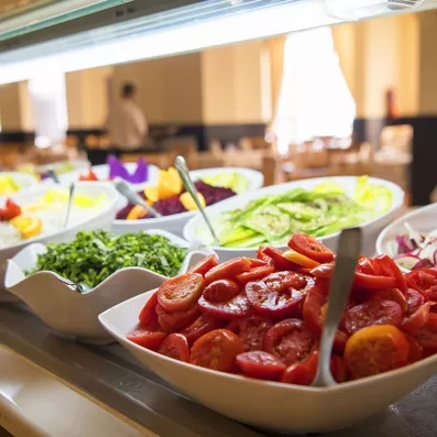 buffet avec plusieurs choix de crudités 