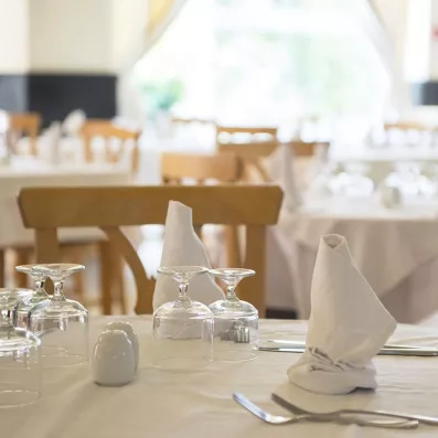 Une table dressée avec verres et couverts 