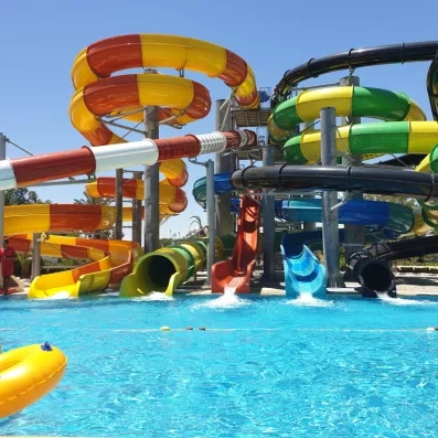 Grands toboggans aquatiques multicolores et piscine de l'aquaparc pour adultes au Mondi Club Shems Monastir.
