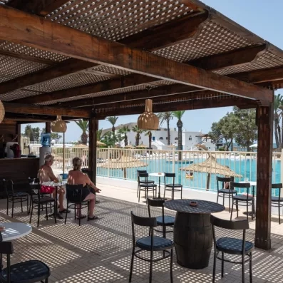 Bar de piscine ombragé avec vue sur le bassin bleu turquoise du Mondi Club Shems Monastir.