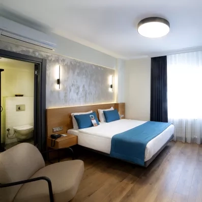 chambre avec un lit double et un fauteuil