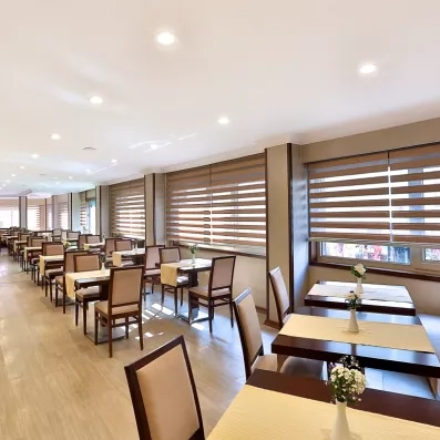 salle de restaurant avec table et chaises