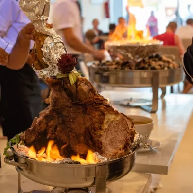 Spécialités culinaires grillées et service de restauration gastronomique lors d'un voyage à Monastir, Tunisie.