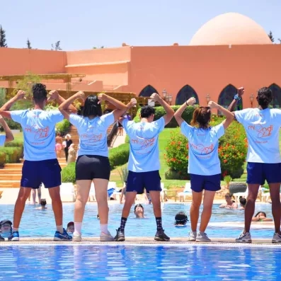 Séance de aquagym animé par l'équipe mondi club et des touristes dans la piscine qui suivent le rythme