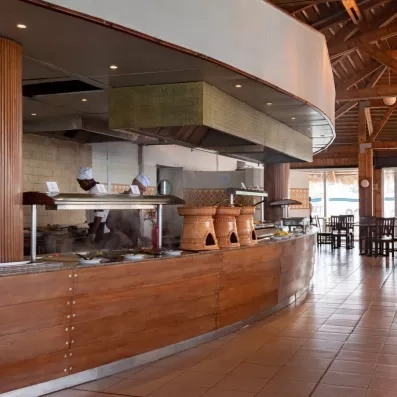 Buffet de cuisine locale avec plats traditionnels tunisiens au restaurant de plage Mondi Club Shems.