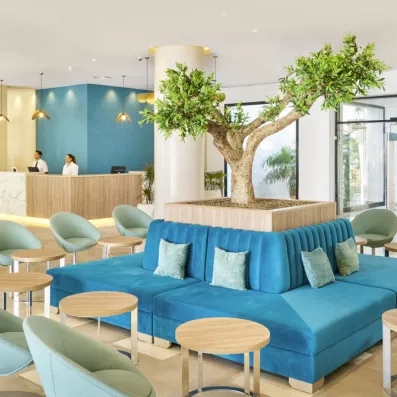 réception avec canapés et petites tables