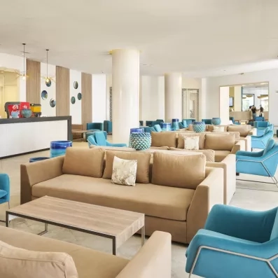 lobby avec canapés pour se poser 