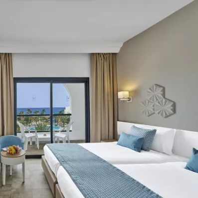 chambre double avec vue sur la piscine 