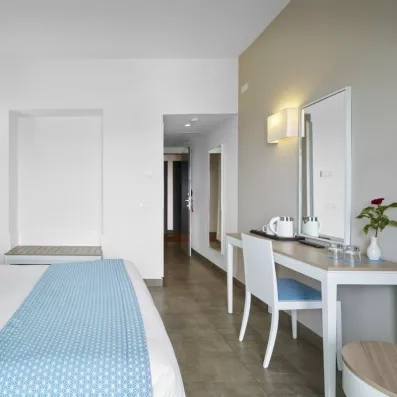 vue porte d'entrée et bureau