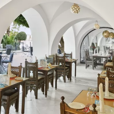 restaurant terrasse ton blanc et chaises en bois