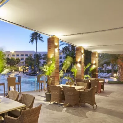 restaurant terrasse vue piscine