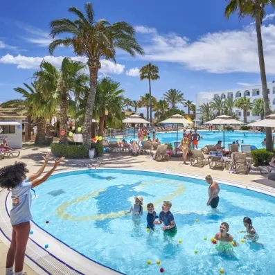 animatrice devant piscine pour enfants 