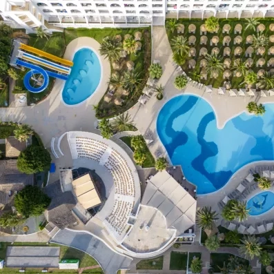 facade de l'hôtel, piscine et mer