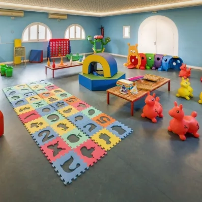 Salle de jeux intérieure spacieuse et équipée pour les enfants au Mondi Club Shems à Monastir.