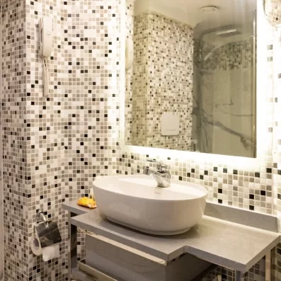 Salle de bain moderne et élégante avec mosaïque, équipement haut de gamme d'un navire de croisière.