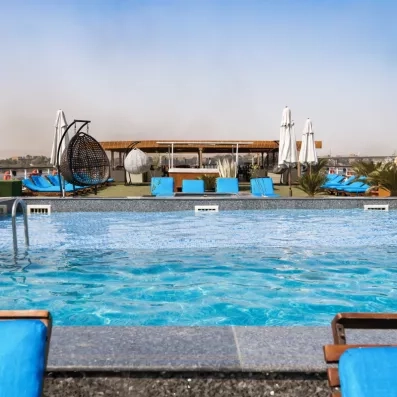 Piscine scintillante sur le pont d'un navire de croisière à Louxor, détente sous le soleil d'Égypte.