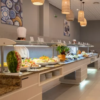 Large choix de crudités et plats frais au buffet du restaurant principal de l'hôtel à Monastir.