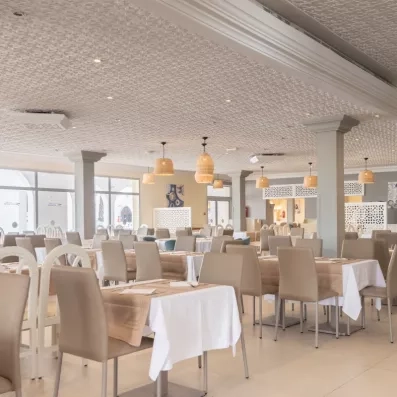 Grande salle de restauration lumineuse et moderne pour les repas de vacances au Mondi Club Shems.