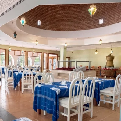 Restaurant thématique à l'architecture typique avec dôme en briques et décoration traditionnelle à Monastir.