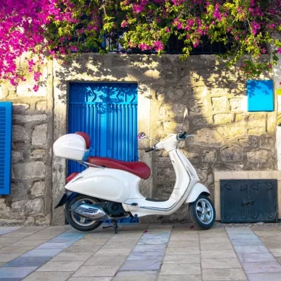 scooter stationné dans les rues fleuris de Bodrum 
