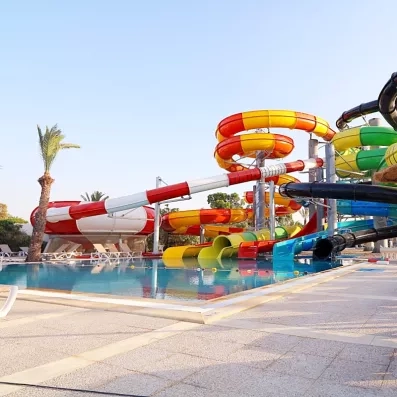 Parc aquatique avec toboggans colorés et piscine de loisirs pour toute la famille au Mondi Club Shems.