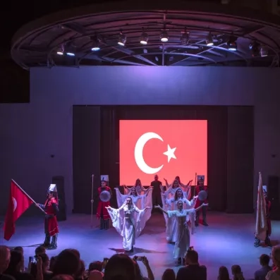 spectacle sur une scène vue de nuit