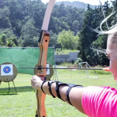 activité tir à l'arc en extérieur