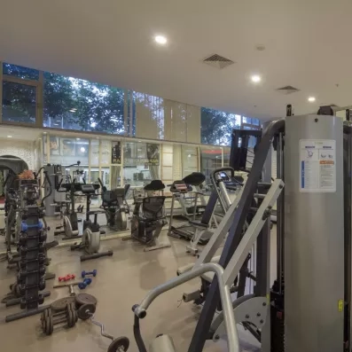 salle de fitness avec machines et équipements