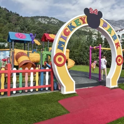 aire de jeux pour enfant extérieur