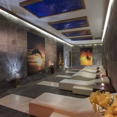 espace de détente avec des transats