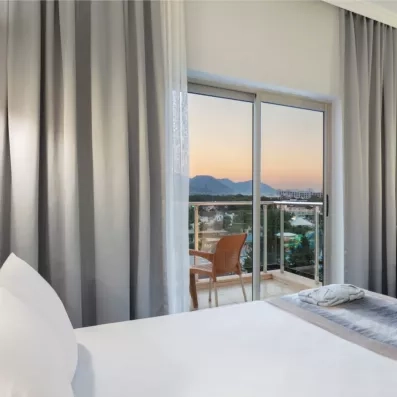 chambre standard avec un lit double et un balcon