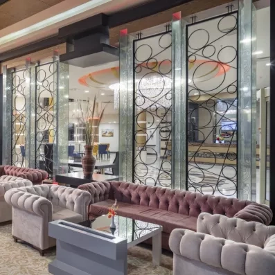 hall entrée avec des canapés et tables basses