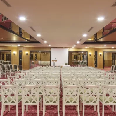 salle de conférence avec chaises en ligne 