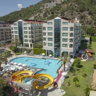 vue d'ensemble hôtel avec piscines et toboggans
