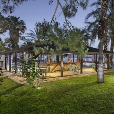 bar extérieur au milieu du jardin