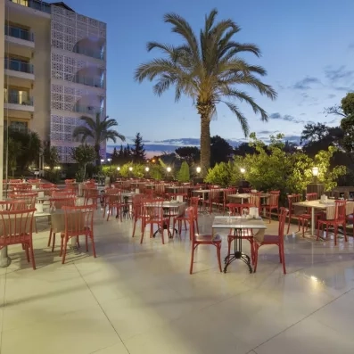 salle de restaurant extérieur sur la terrasse vue de nuit