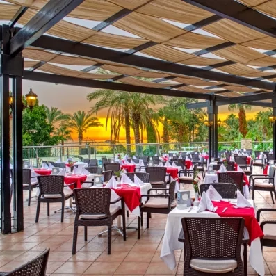 salle de restaurant sur la terrasse
