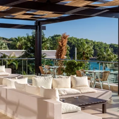 bar avec canapés sur la terrasse 