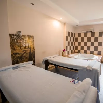 espace de détente avec des tables de massage 