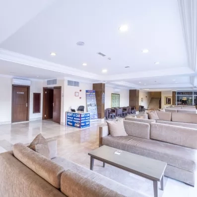 hall d'entrée avec coin salon équipé de canapés et de fauteuils