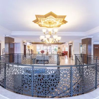 halle d'entrée avec escaliers et un grand lustre