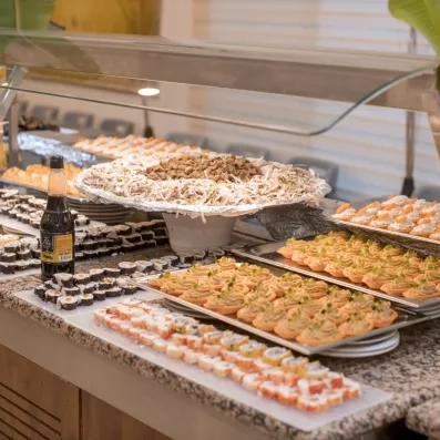 vue de près du buffet avec différents plats