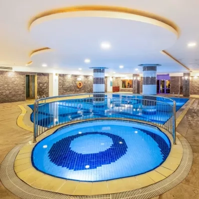 grande piscine intérieure relax