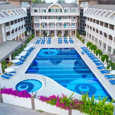 piscine extérieure et vue de la façade de l'hôtel