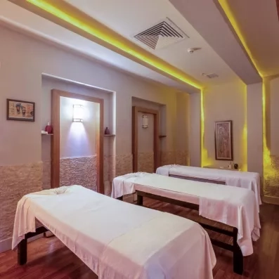 espace de détente avec des tables de massage 