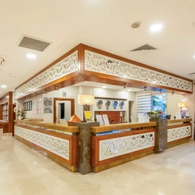 hall d'entrée avec comptoir de réception