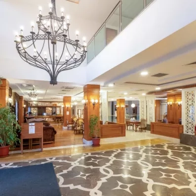 hall d'entrée avec canapé et escaliers