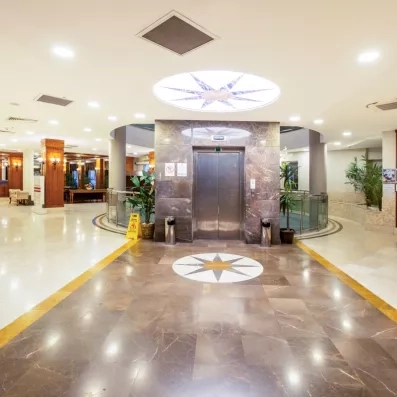 grand hall d'entrée avec un ascenseur